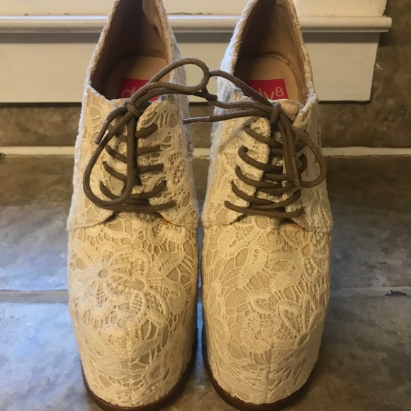 DV8 by Dolce Vita Ivory Lace Flower Platform Pump Size 7.5 - Picture 4 of 6